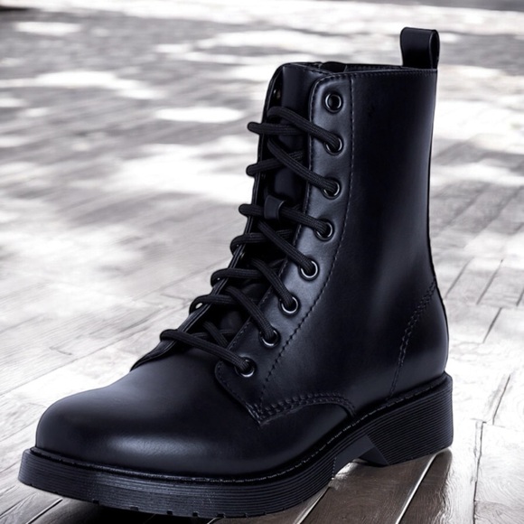 Time and Tru Women's Black Marti Lug Boots - Picture 4 of 16